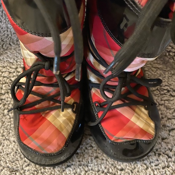Authentic Burberry Moonboots - Picture 3 of 5